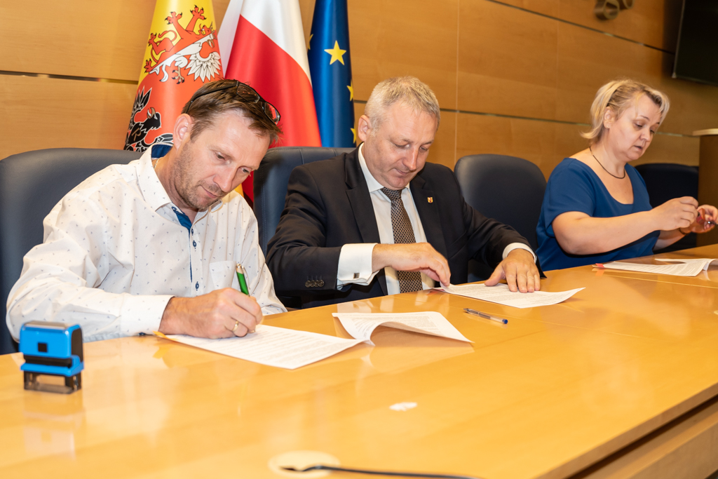Zdjęcia z podpisania umowy z marszałkiem Andrzejem Górczyńskim