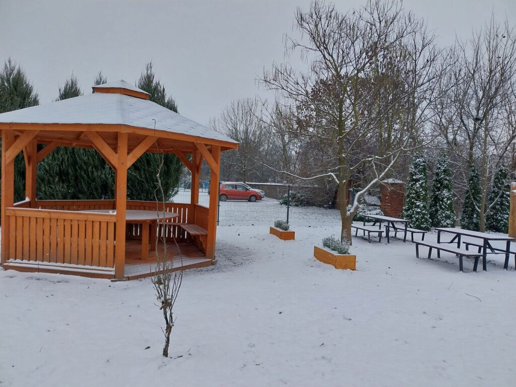 Przebudowa placu zabaw przy Gminnym Żłobku w Bedlnie