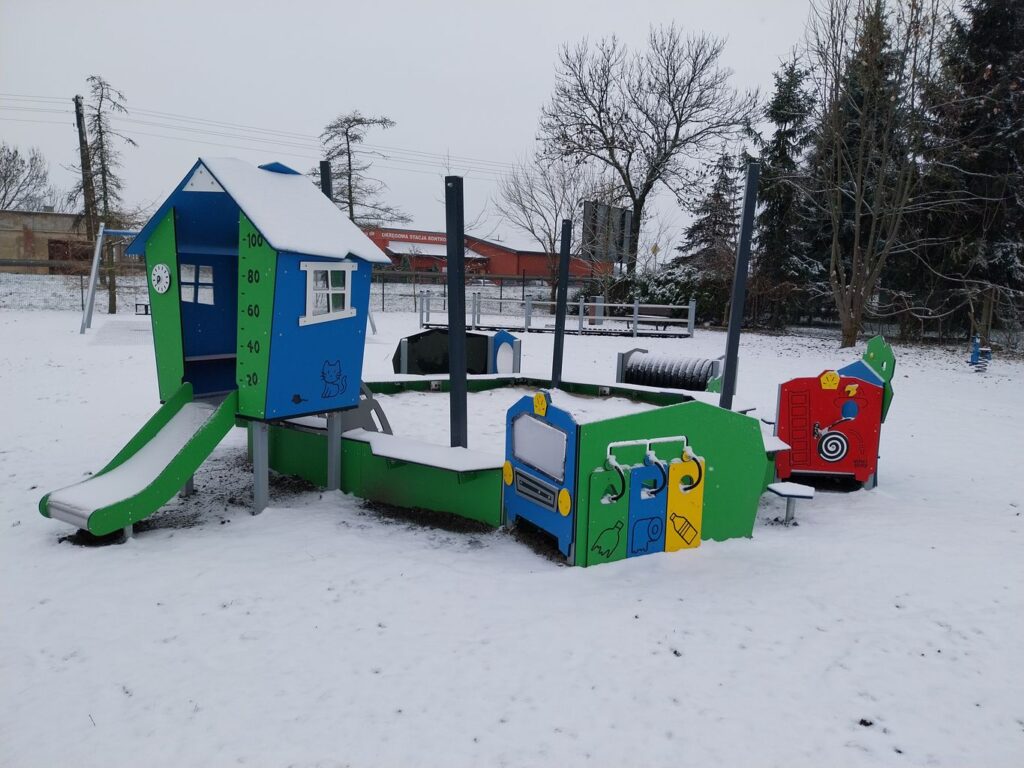 Przebudowa placu zabaw przy Gminnym Żłobku w Bedlnie