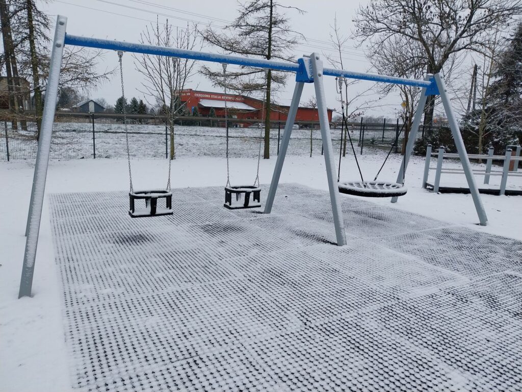 Przebudowa placu zabaw przy Gminnym Żłobku w Bedlnie