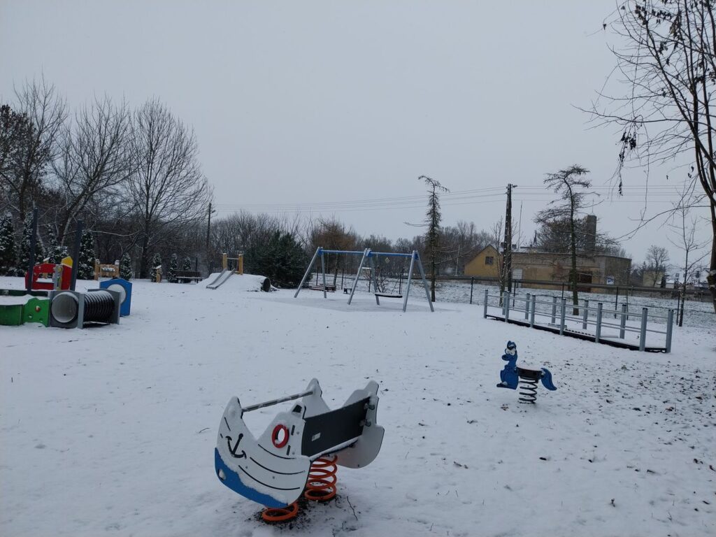 Przebudowa placu zabaw przy Gminnym Żłobku w Bedlnie