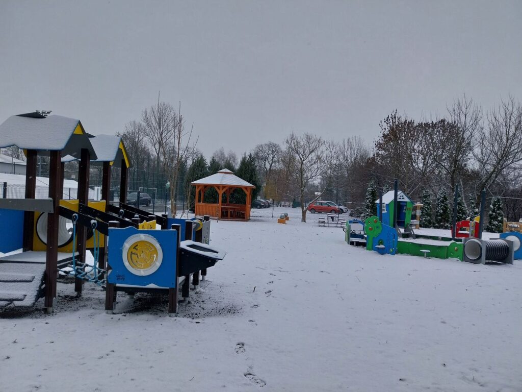 Przebudowa placu zabaw przy Gminnym Żłobku w Bedlnie